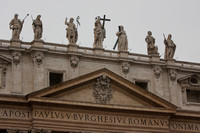 Statues du Christ et des apôtres à l'entrée de la Basilique