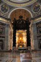 L'autel papal et le baldaquin situé au-dessus du tombeau de l'apôtre Pierre