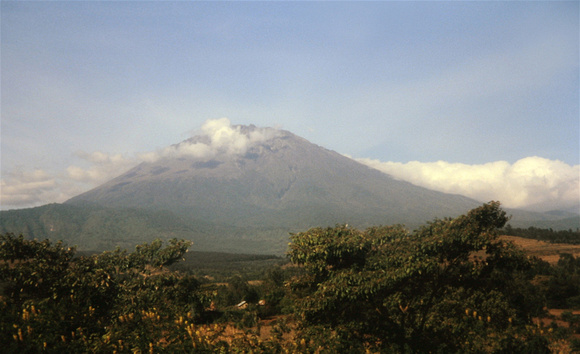 Le mont Meru (volcan) culmine à 4600 mètres d'altitude